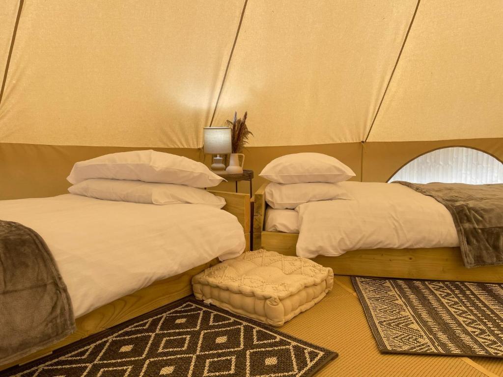 ToppesfieldThe Elm: Luxury Bell Tent with private bathroom的帐篷内带两张床的房间
