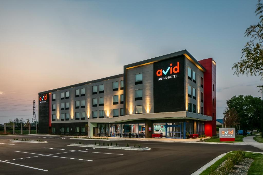 罗斯维尔Avid Hotels - Roseville - Minneapolis North by IHG的大楼一侧有小豆状标志的办公楼