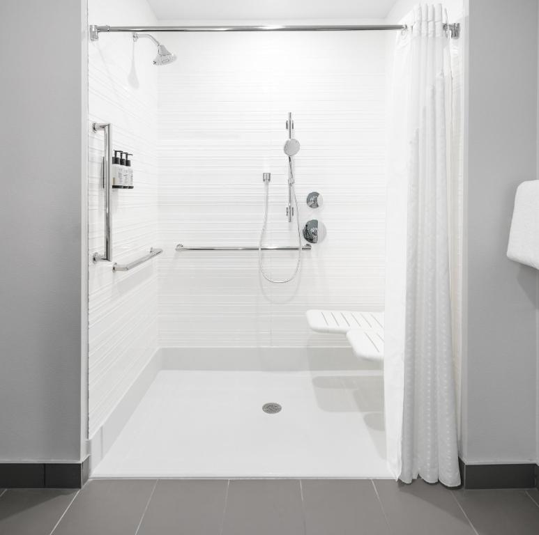罗斯维尔Avid Hotels - Roseville - Minneapolis North by IHG的带淋浴和浴缸的白色浴室