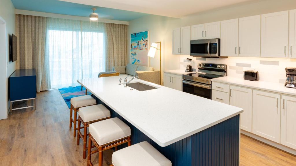Holiday Inn Club Vacations Myrtle Beach Oceanfront的厨房或小厨房