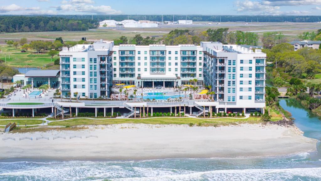 默特尔比奇Holiday Inn Club Vacations Myrtle Beach Oceanfront, an IHG Hotel的海滩上的度假村的空中景致