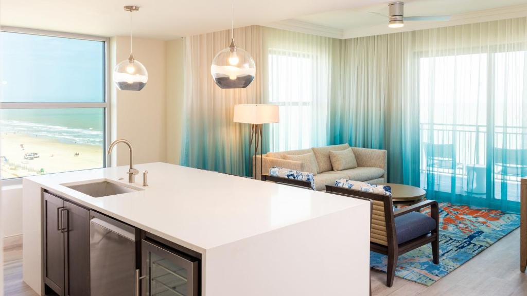 Holiday Inn Club Vacations Myrtle Beach Oceanfront的厨房或小厨房