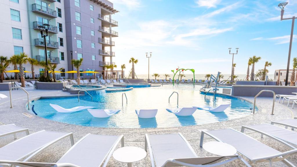 Holiday Inn Club Vacations Myrtle Beach Oceanfront内部或周边的泳池