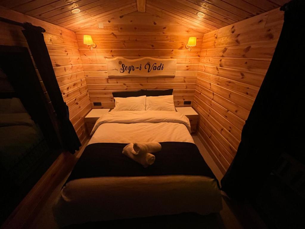ArdeşenSEYRİ VADİ TİNY HOUSE的卧室配有木墙内的两张床