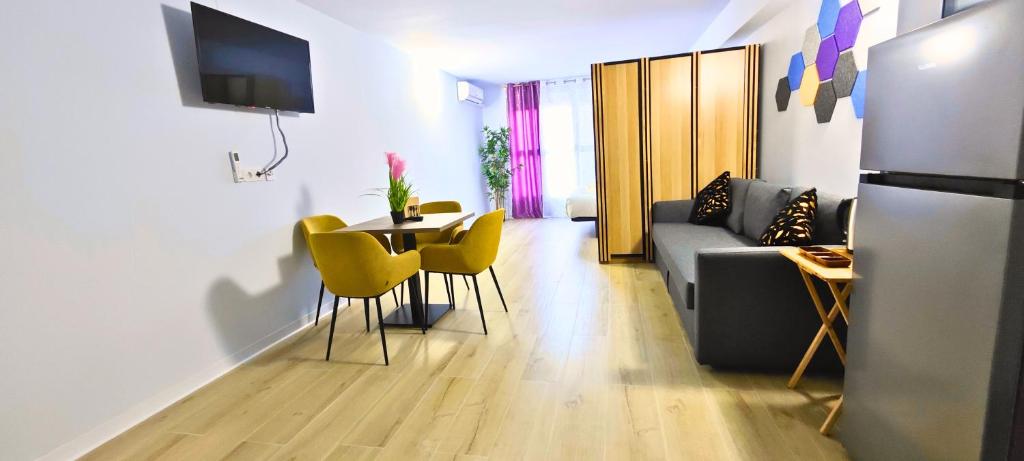 瓦伦西亚Apartamentos Bulevar的客厅配有沙发、桌子和黄色椅子