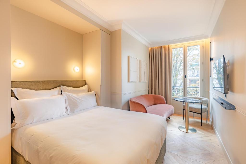巴黎Maison du Moulin Vert的配有一张床和一把椅子的酒店客房