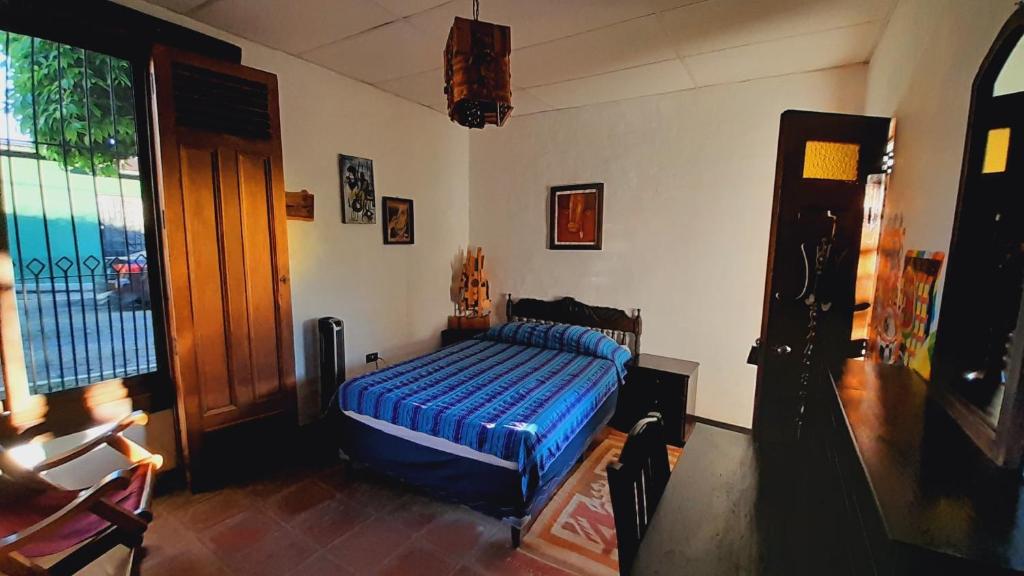 JuayúaHotel Anáhuac的一间卧室配有一张带蓝色毯子的床