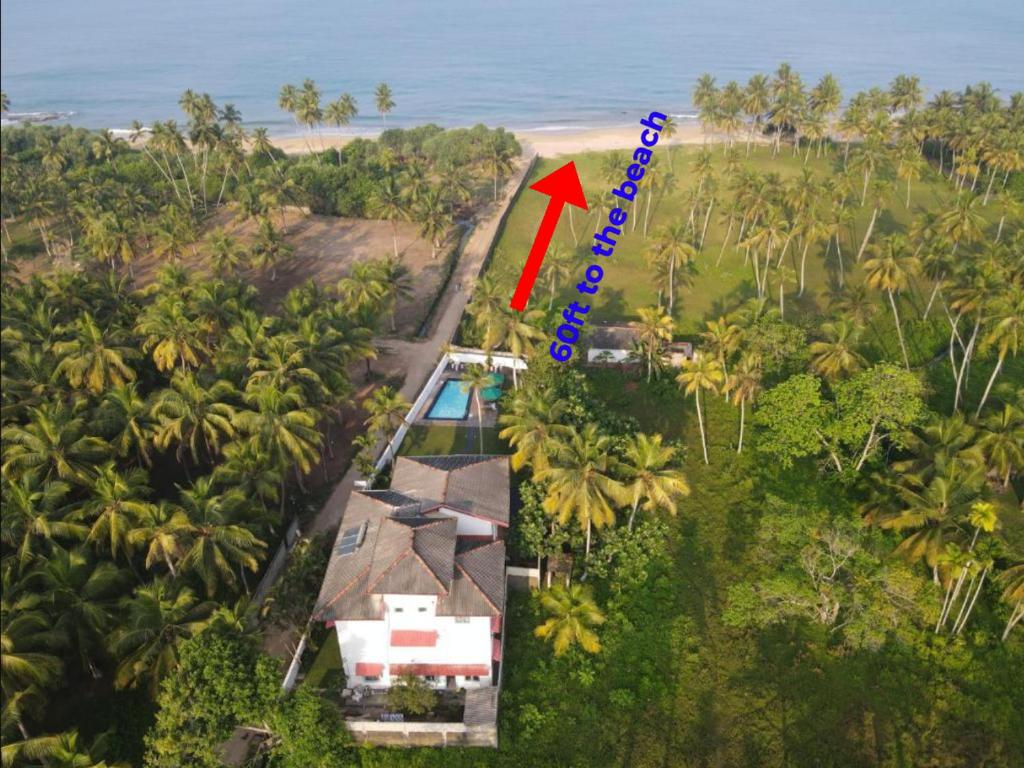 科斯戈德Darshana Beach Hotel的红箭头房子的空中景色