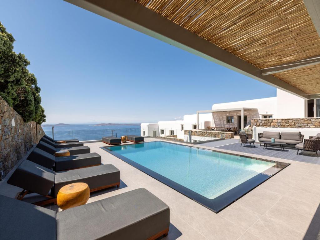 法纳里Gorgeous Mykonos Villa | 4 Bedrooms | Villa Atalanta | Private Pool & Panoramic Sea Views | BBQ | Faros的海景室外游泳池