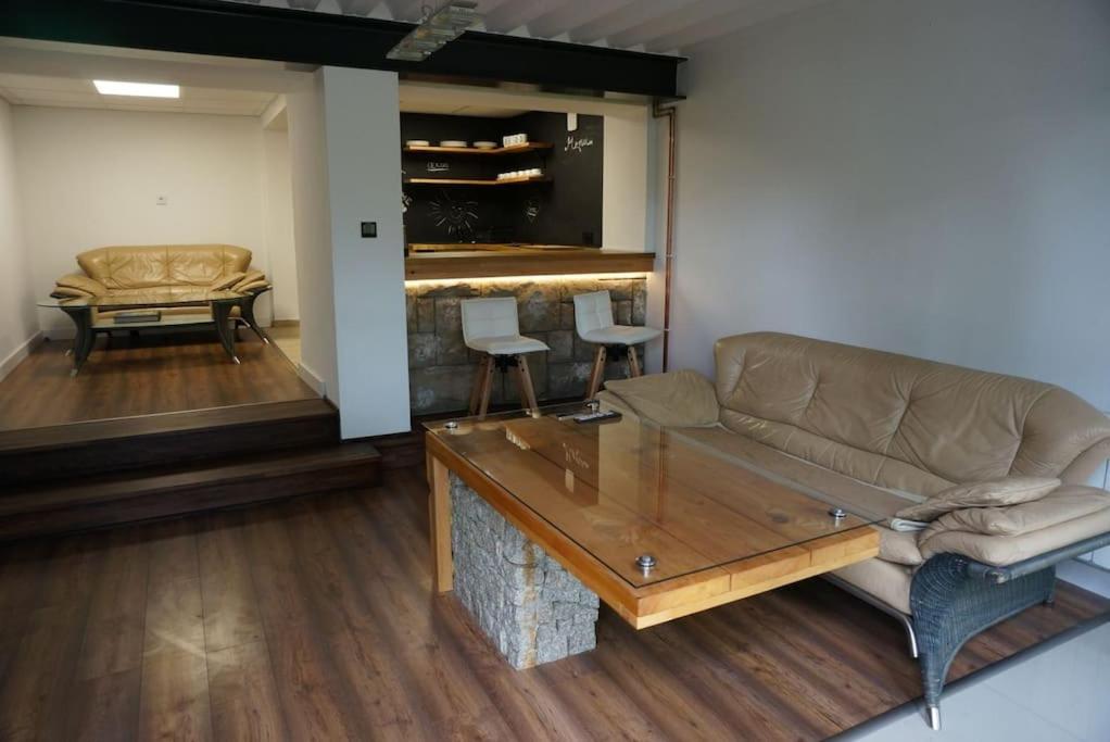 耶维克Apartament Żywiec的客厅配有沙发和桌子