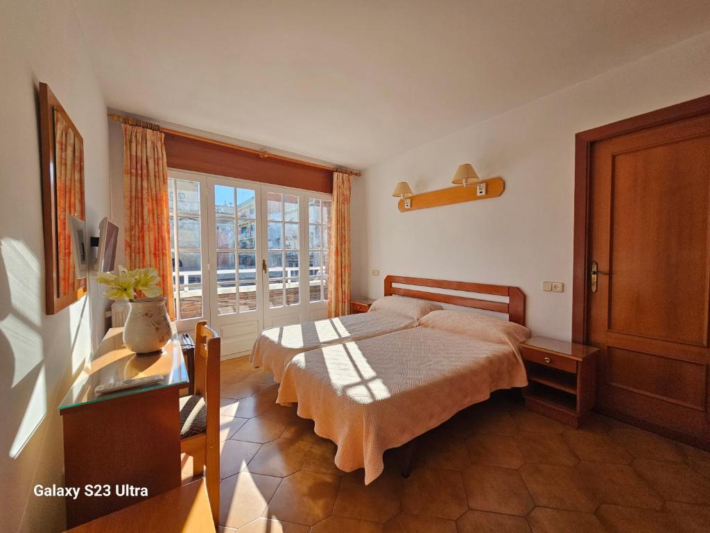 马尔格莱特德玛Hotel Blue Spot的一间卧室设有一张床和一个窗口