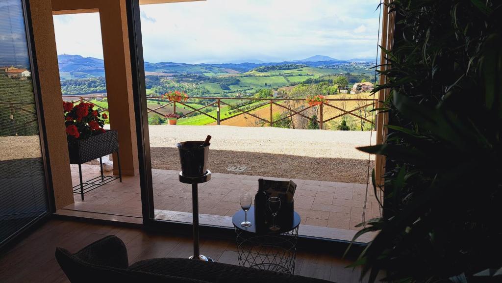 费尔莫Tenuta Nonno Peppe的客房设有山景窗户。