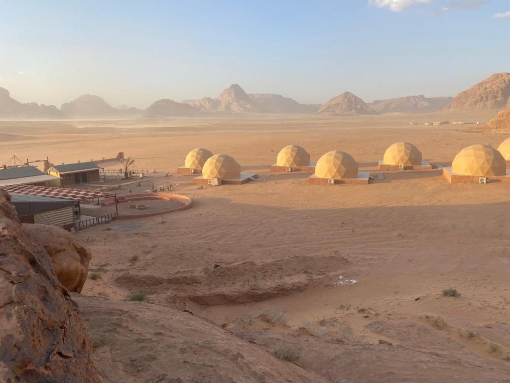 瓦迪拉姆Wadi Rum Ali Bubble camp的沙漠中间的一群圆顶