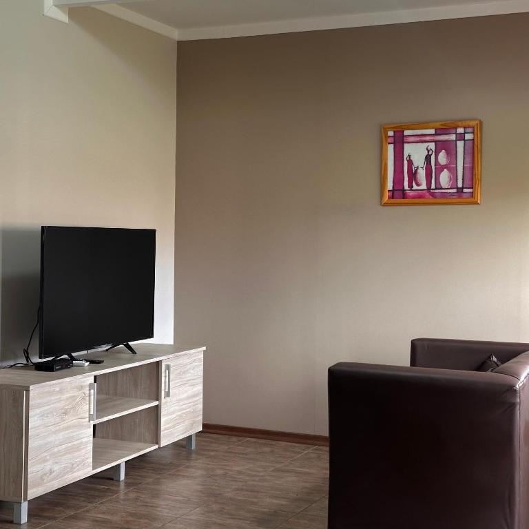 埃尔卡拉法特Femiba的客厅配有平面电视和沙发。