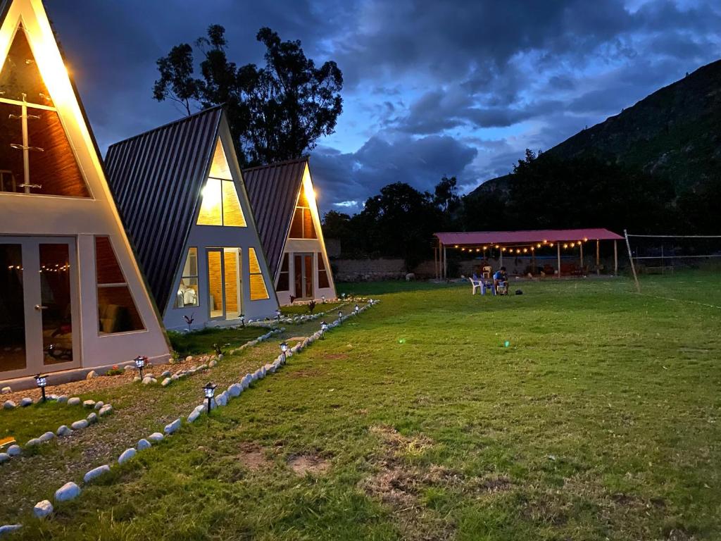 MuyurinaVallecito Lodge的野外的房屋,晚上有帐篷
