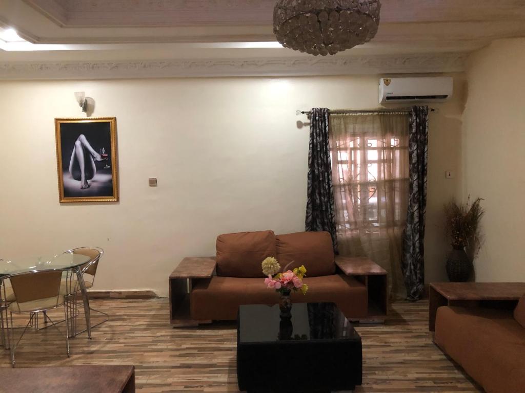 JiduDazzle Hotels and Apartments的客厅配有沙发和桌子