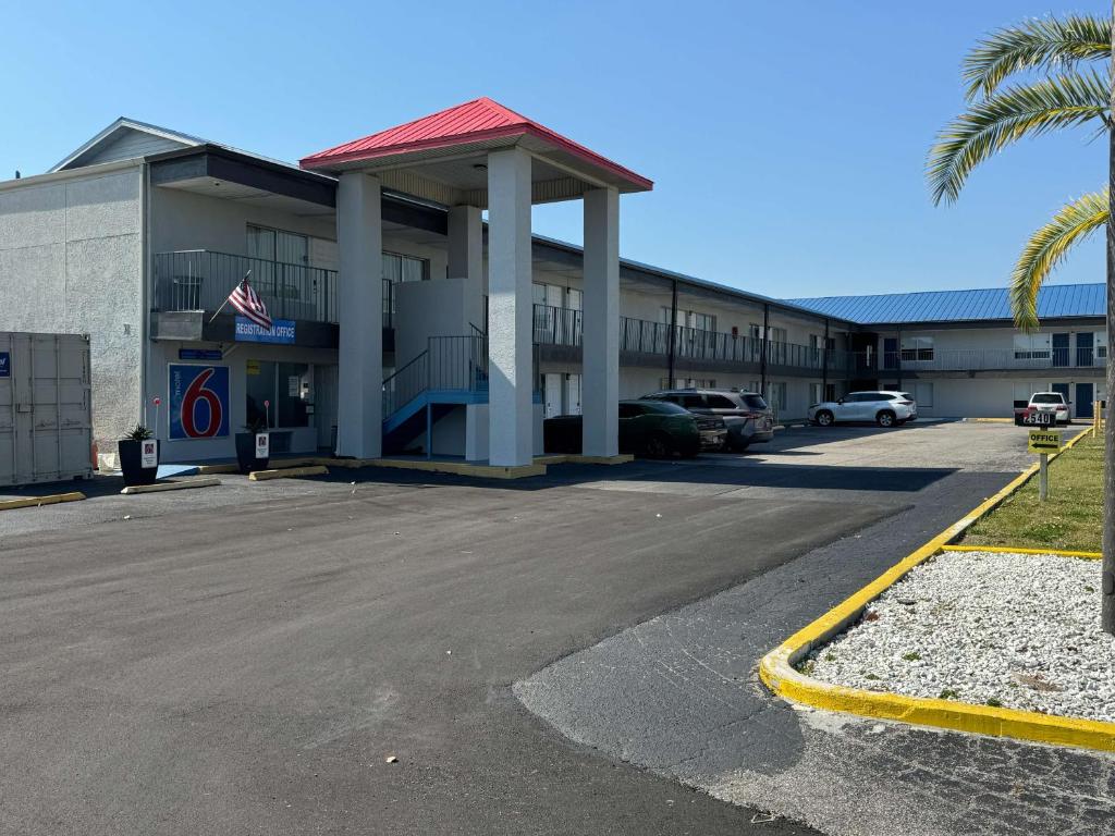 恩格尔伍德Motel 6 Englewood的大楼前的一个空停车位