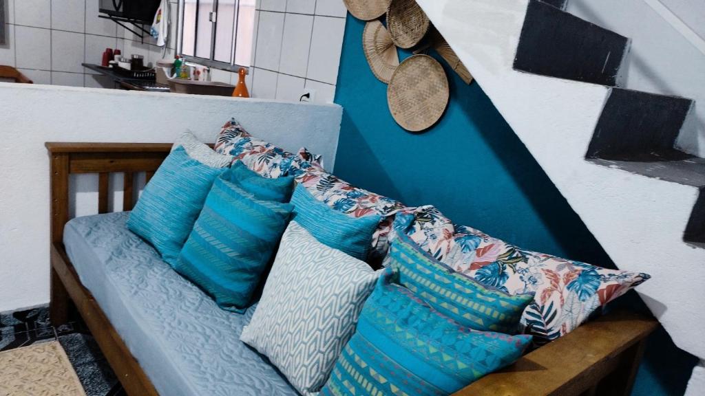 瓜鲁柳斯AEROHOSTEL Brasil的一张沙发,上面有蓝色枕头