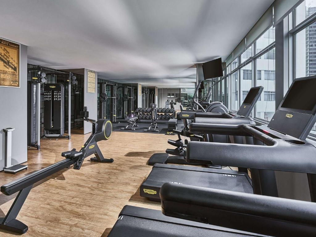 新加坡Novotel Singapore on Kitchener的健身房,配有各种跑步机和机器
