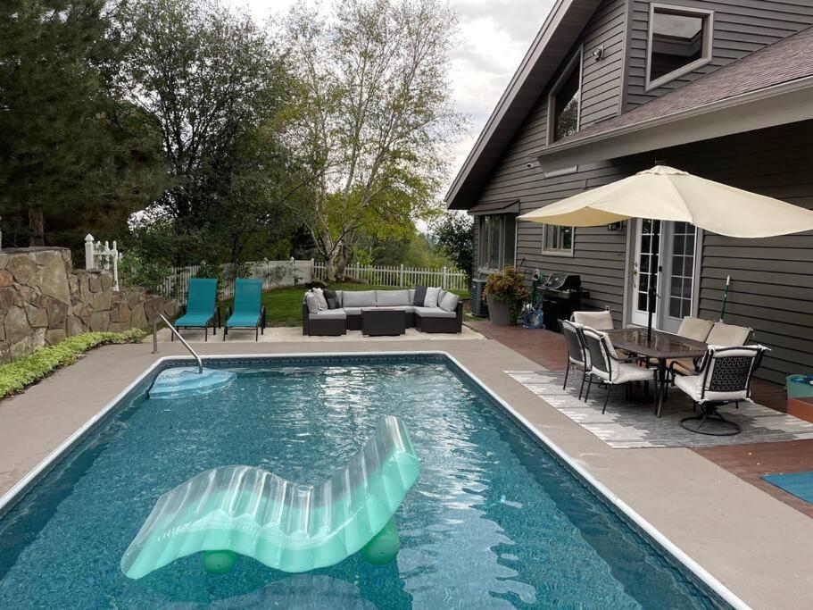 比林斯Large Luxury Private 5BDRM Home With Heated Pool的庭院里带木筏的游泳池