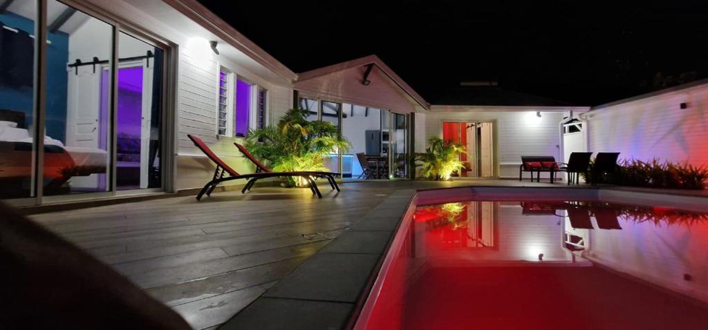 DucosLa villa Tina的一座晚上设有游泳池的房子