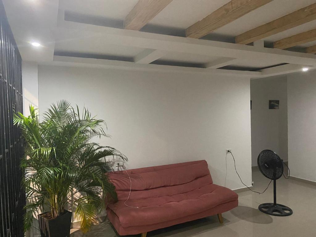 巴耶杜帕尔Ibiza2的客厅配有红色沙发和植物