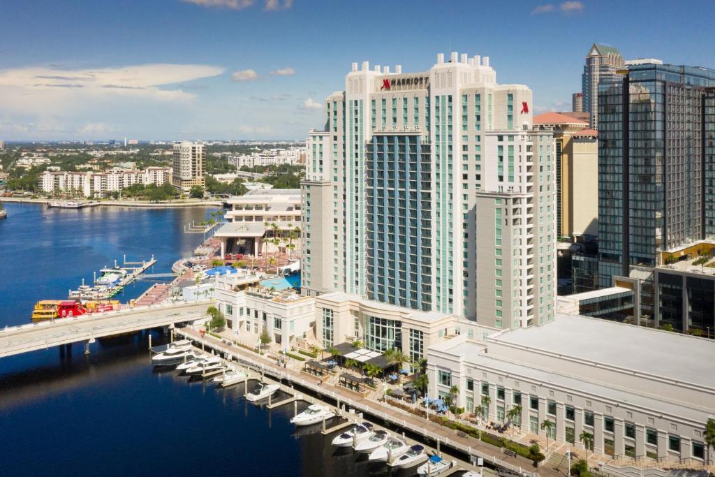 坦帕Tampa Marriott Water Street的城市空中景观,有桥梁和建筑