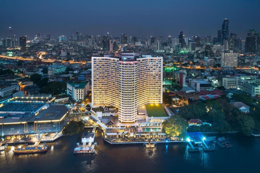 曼谷Royal Orchid Sheraton Hotel and Towers的城市的一座有灯光的建筑