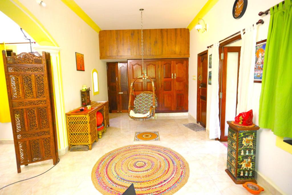 蒂鲁瓦纳马莱Shivalaya Arunachala的客厅的地板上铺有大地毯