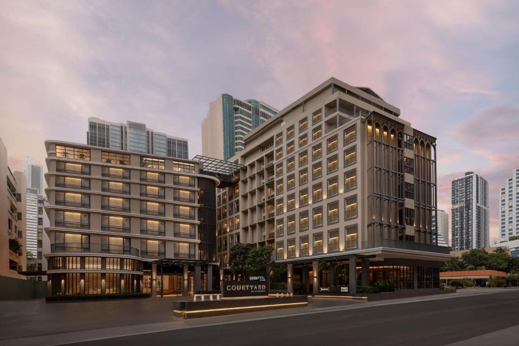 曼谷 曼谷素坤逸20号万怡酒店的城市建筑物的 ⁇ 染