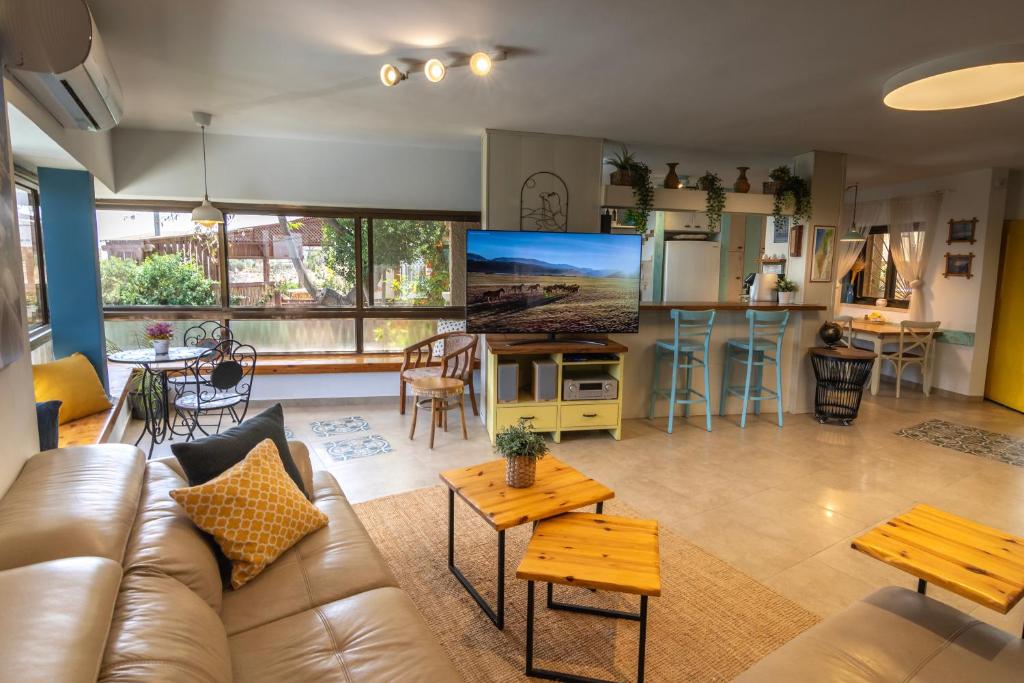 阿拉德Desert Picture的带沙发的客厅和厨房