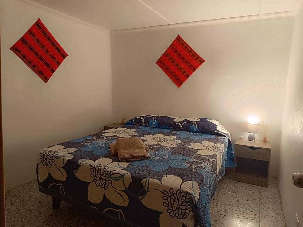 圣佩德罗·德·阿塔卡马Misky Wasi的一间设有床铺的卧室,位于一间红色的房间