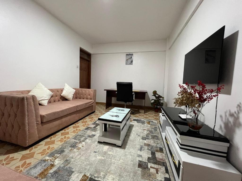 纳库鲁Silva-Mindvalley的客厅配有沙发和桌子