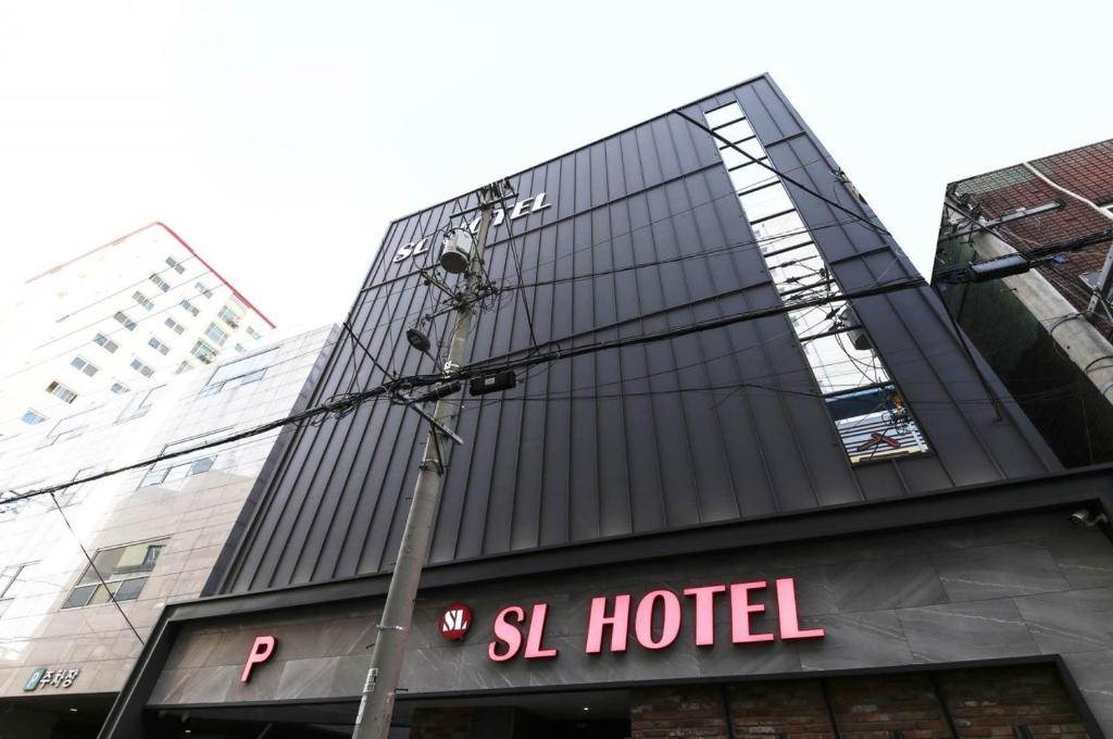 仁川市SL Hotel的前面有酒店标志的建筑