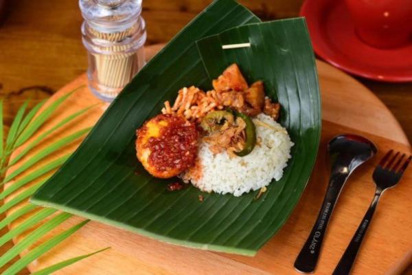 班达亚齐stay KULTURA的餐桌上一盘带米饭的绿色食物