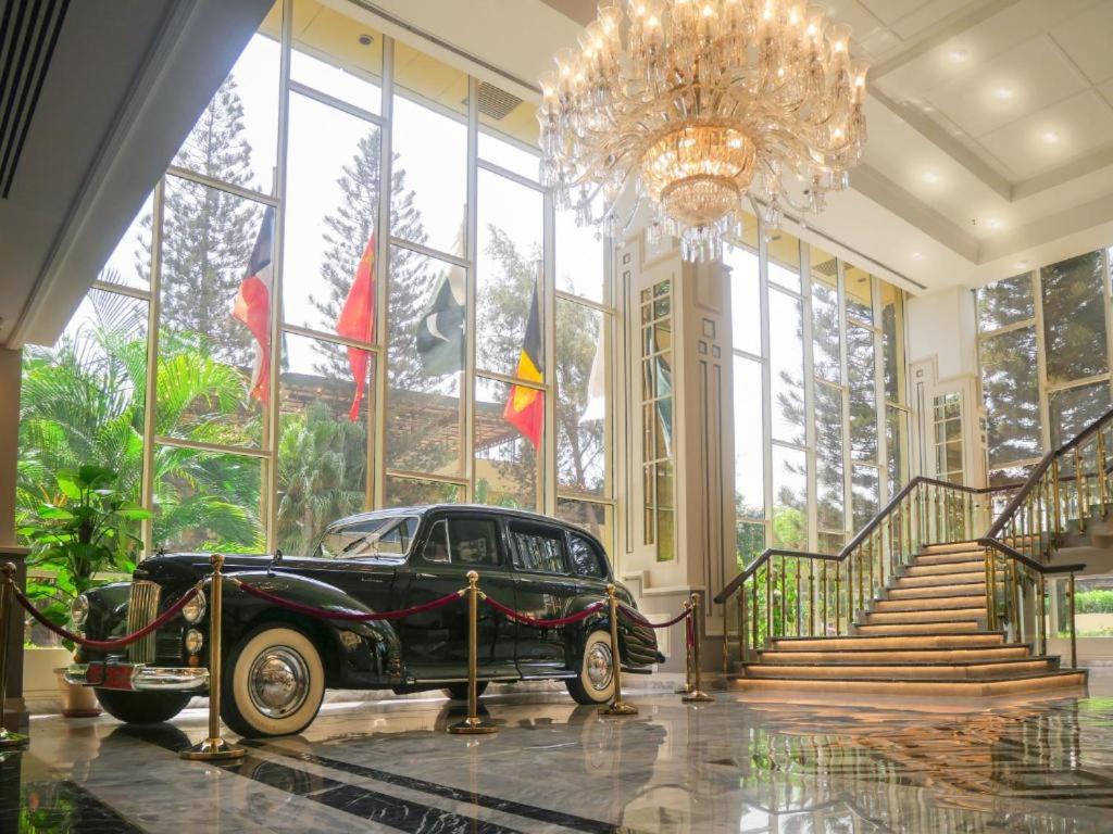 卡拉奇卡拉奇万豪酒店的停泊在大堂的老式车,有吊灯
