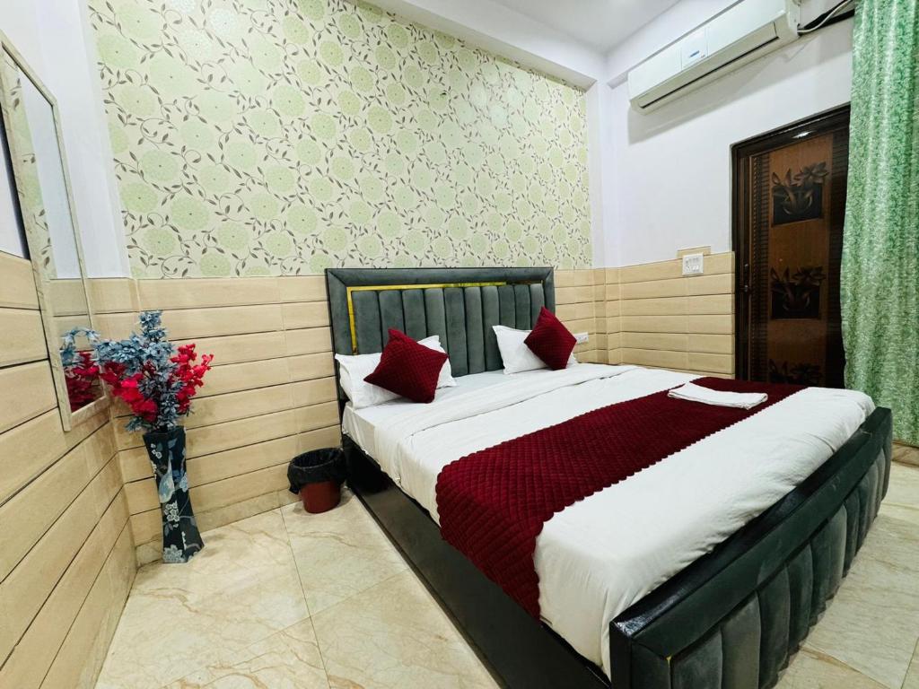 加济阿巴德Hotel Sapphire Grand - Onyx Plaza的一间卧室配有一张带红色枕头的大床