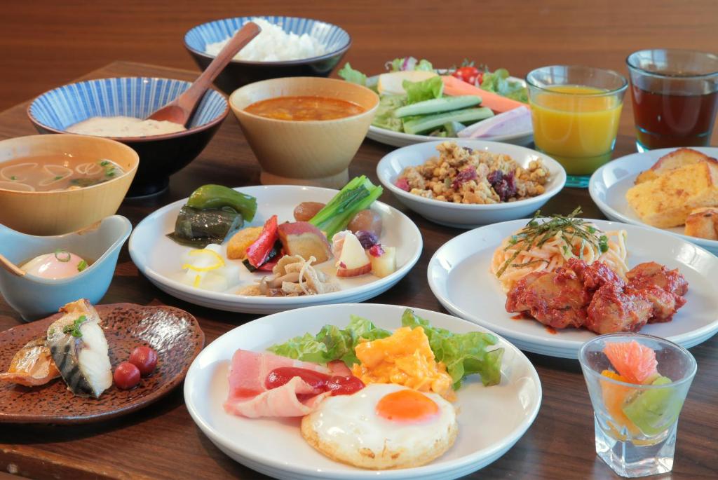 相模原市相模大野小田急世纪饭店的一张木桌,上面放着食物盘