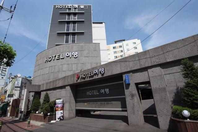 仁川市Hotel Trip的一座建筑的顶部有酒店