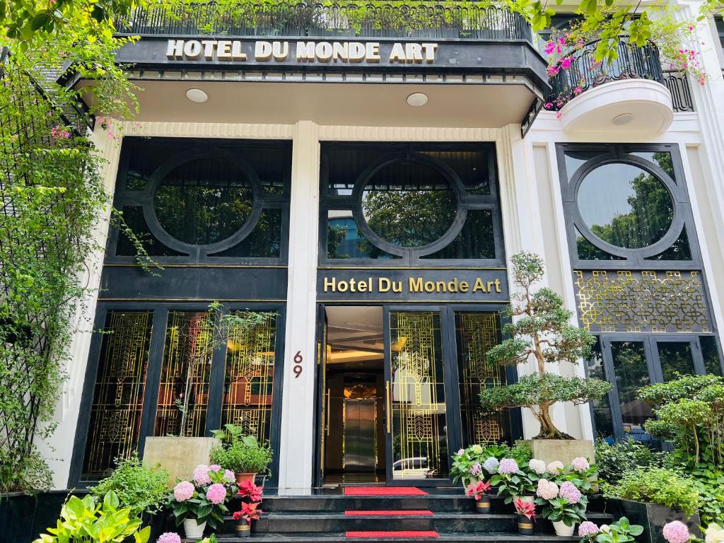 河内Hotel du Monde Art的酒店前门入口处设有奇妙的艺术作品