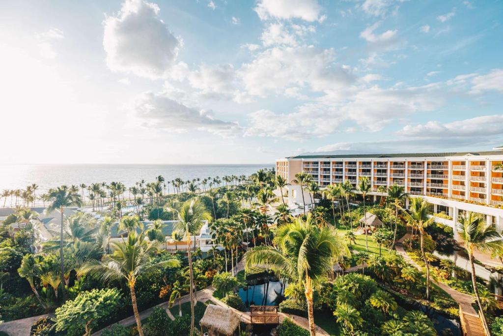 维雷亚大韦利亚华尔道夫度假酒店的享有棕榈树和海洋度假村的空中景致