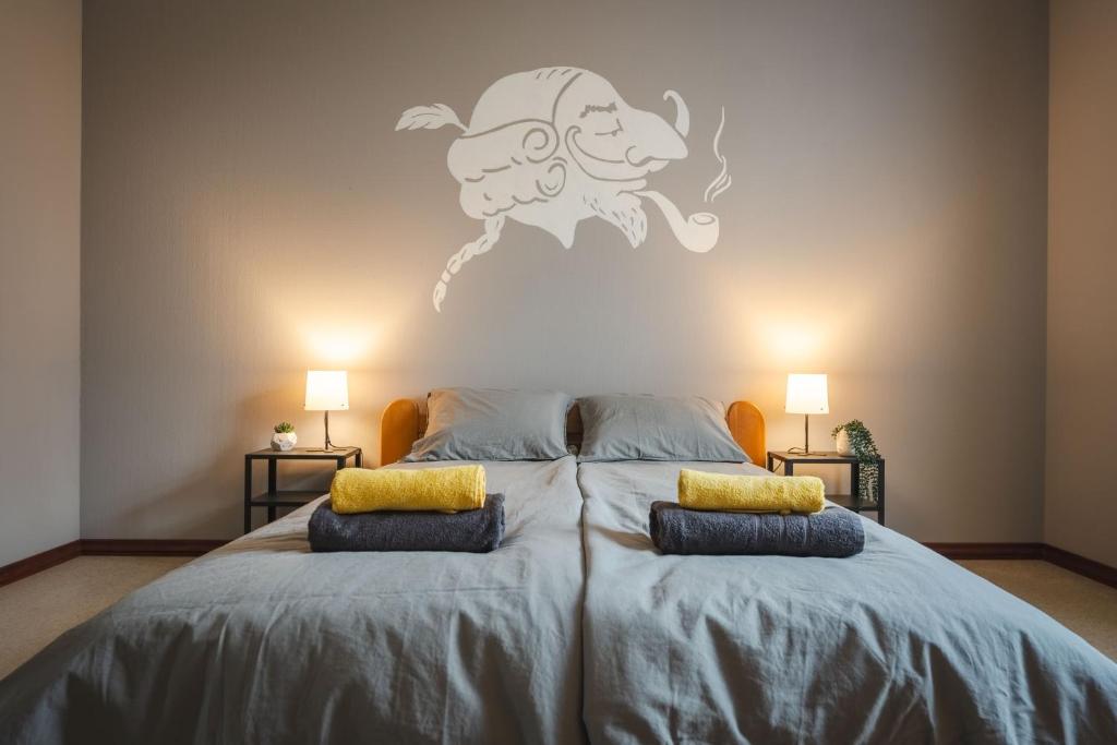 KazdangaBarona spilvens的卧室配有一张床铺,墙上挂着猴子