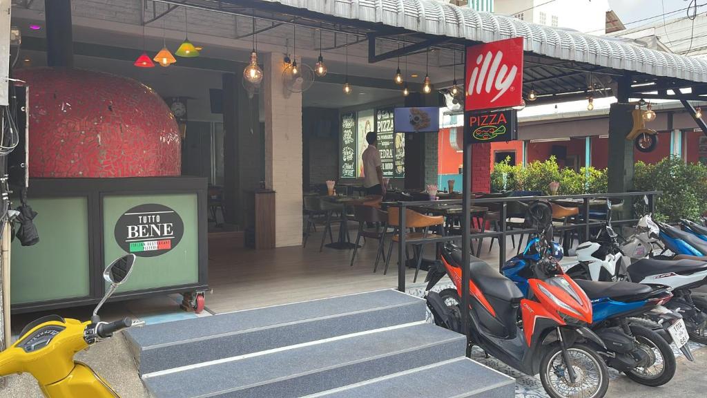 芭东海滩PATONG BLUE HOTEL的停在餐厅外的一排摩托车
