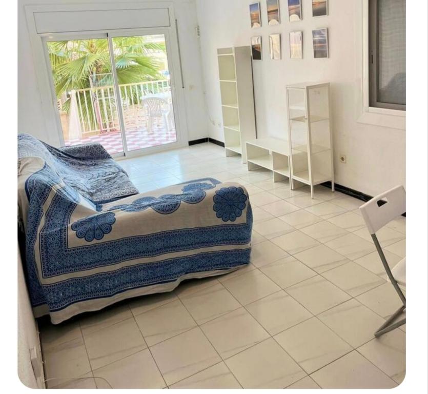 克尤伯厄拉斯Palm Beach的一间铺有瓷砖地板的卧室