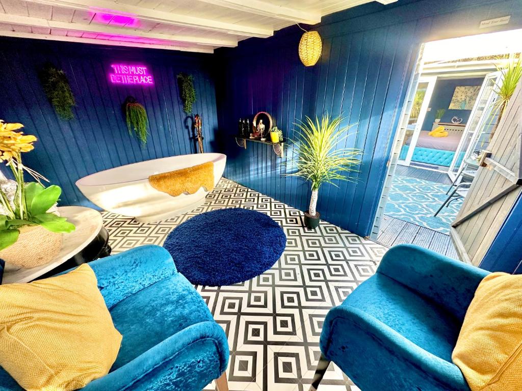 伯恩茅斯A Hidden Gem With Private Hot Tub and Garden - Netflix - Fast Wifi - Free Parking的蓝色的客房设有浴缸和沙发