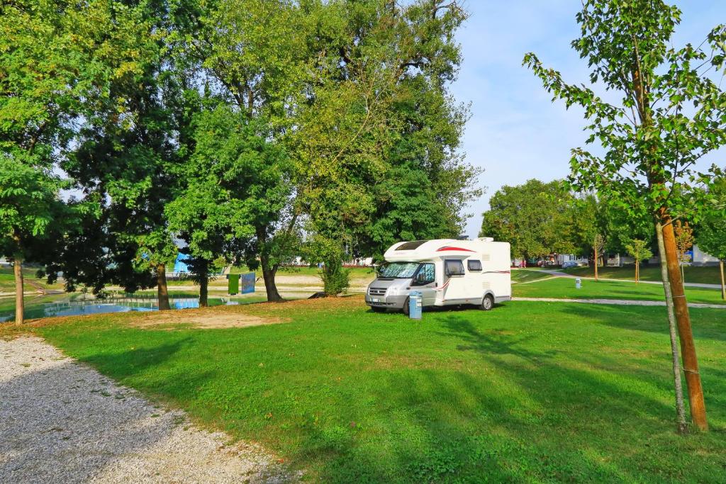 卡特兹奥布萨维Camp Terme Čatež的停在树木繁茂的公园里的白色大篷车