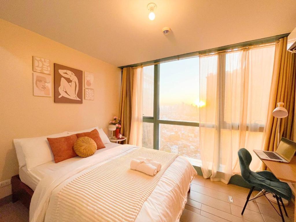 马尼拉Staycation In Bgc W Netflix & Pool #oursw30b2的一间卧室设有一张床和一个大窗户