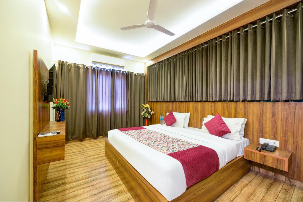 新德里Presedent Airport Hotel Near Delhi International Airport的一间卧室,卧室内配有一张大床