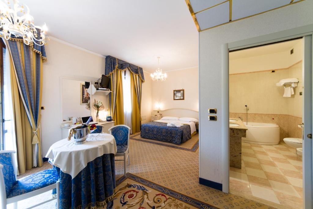瓦尔德拉托雷巴尔德酒店的酒店客房带两张床和一间浴室