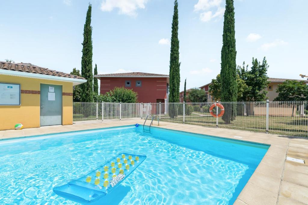 图卢兹Appart'City Classic Toulouse Saint-Simon的中间设有泳池面的游泳池